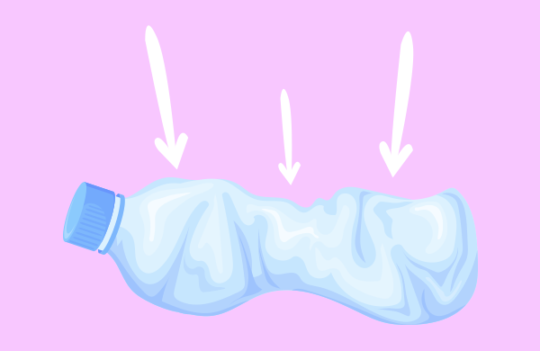 La bottiglia va schiacciata sul lato lungo, non dal tappo verso il fondo.